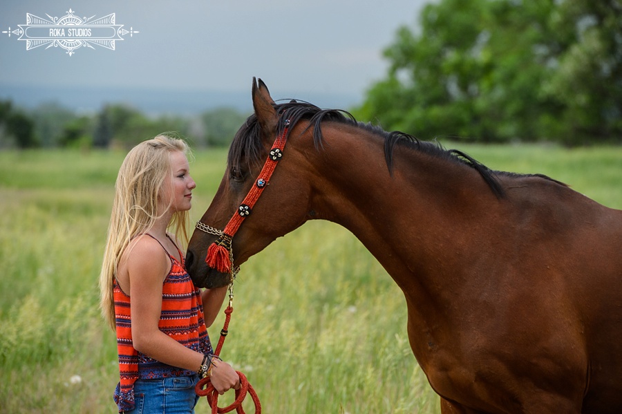 Senior photos with a horse in Fort Collins