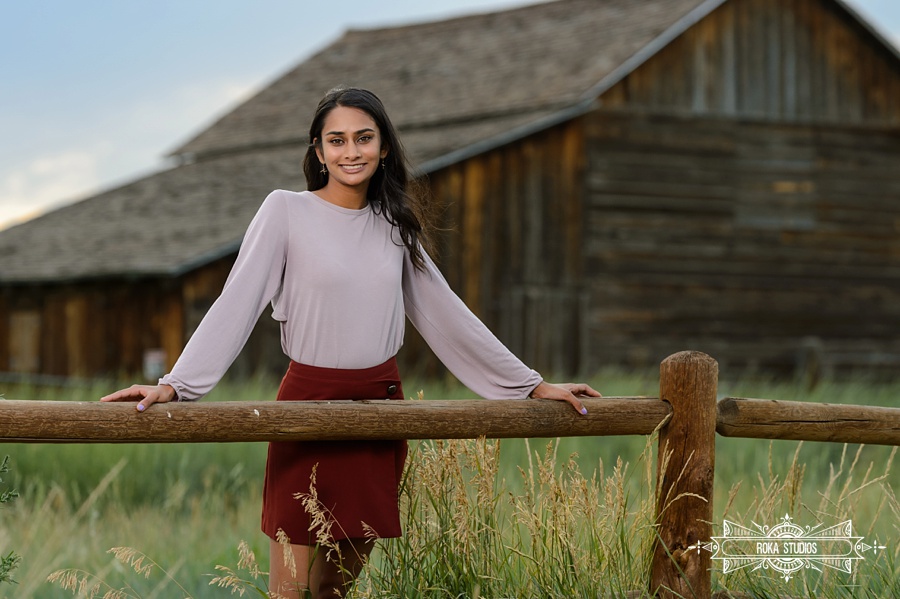 Denver senior picture of a girl in front of a old rustic barn